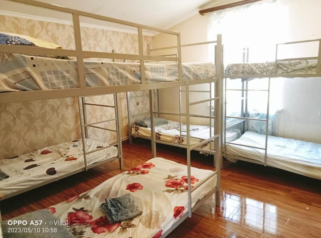 ein Zimmer mit drei Etagenbetten in einem Zimmer in der Unterkunft Crown hostel in Yerevan