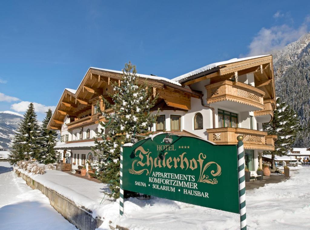 Nespecifikovaný výhled na hory nebo výhled na hory při pohledu z aparthotelu