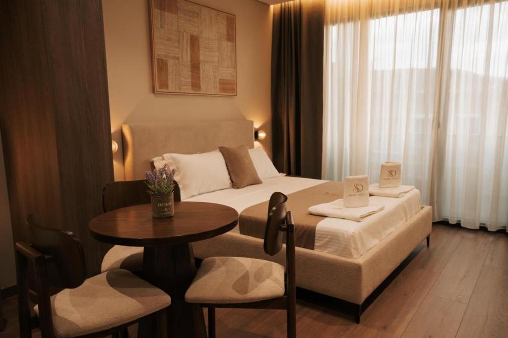 a hotel room with a bed and a table at SD Guest Villa in Krujë