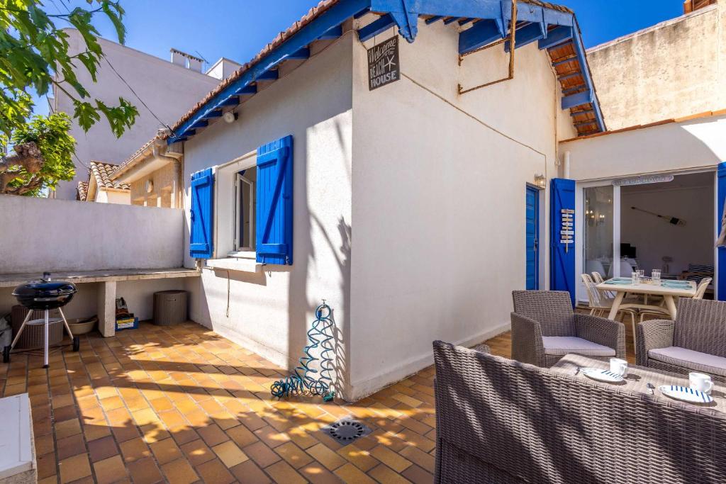 a patio of a house with chairs and a table at Valras-Loc - Maison de Pecheur in Valras-Plage