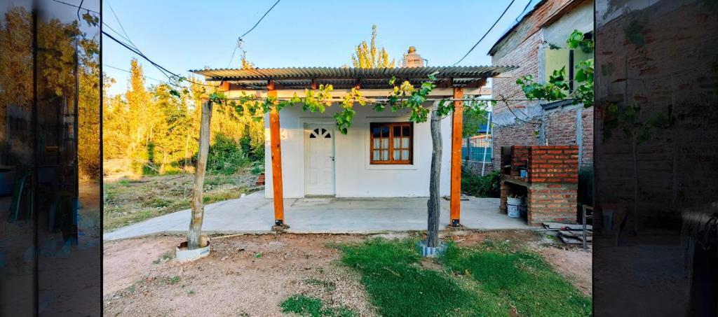 a small house with an entrance with an orange structure at Palo Blanco in Cinco Saltos