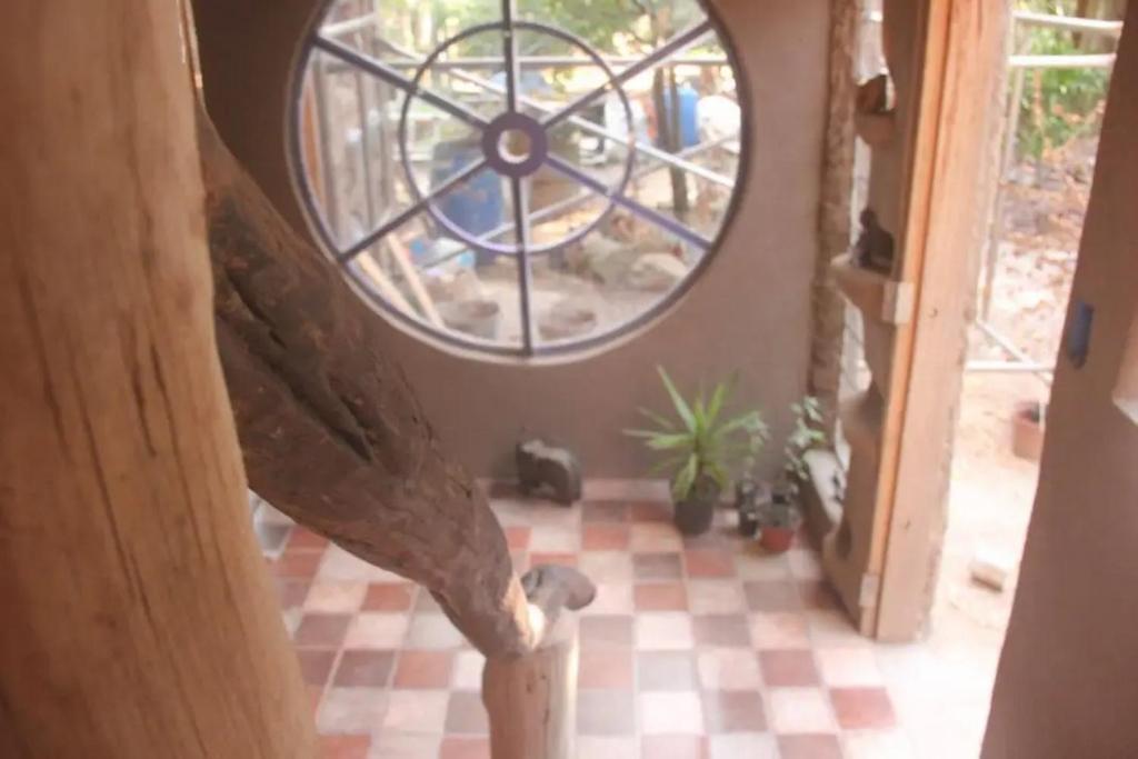 a hallway with a round window and a tile floor at Amor pisciano 1 in Salinas