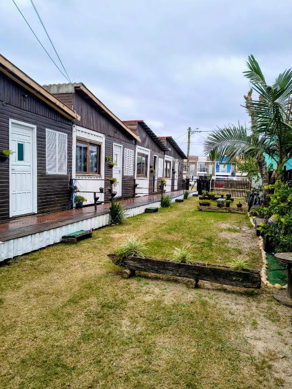a row of houses with a yard in front at Casas Container Cassino in Rio Grande