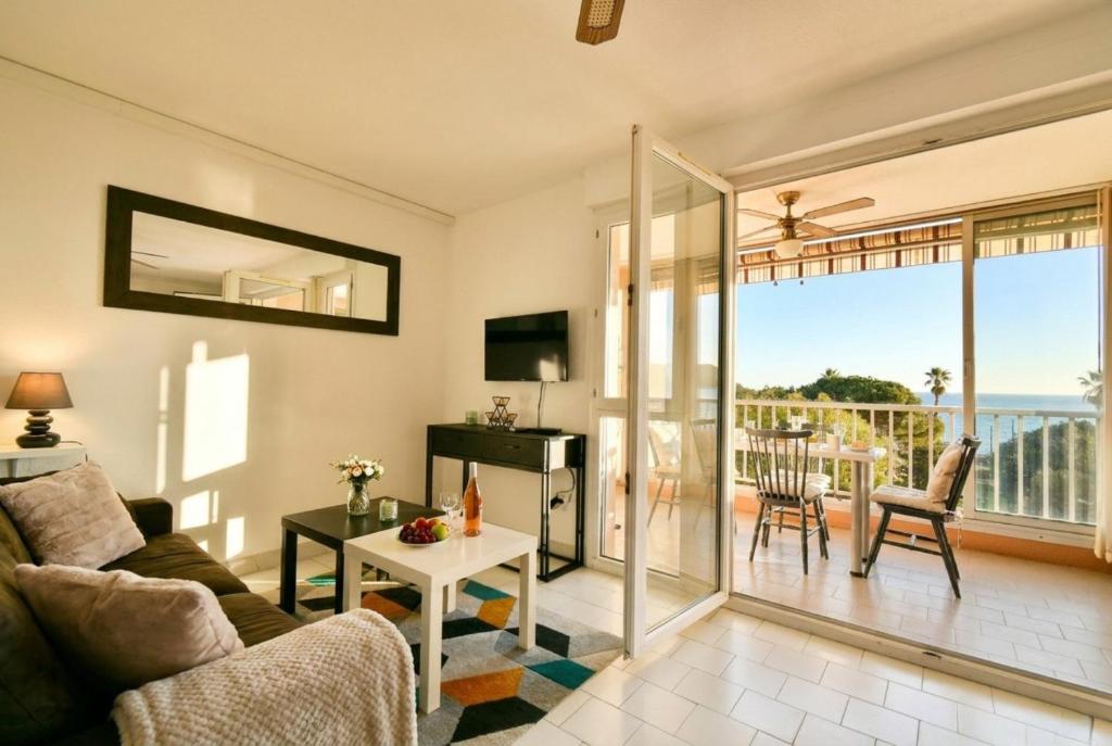 a living room with a couch and a table at Mer et plage Standing Presta in Cannes