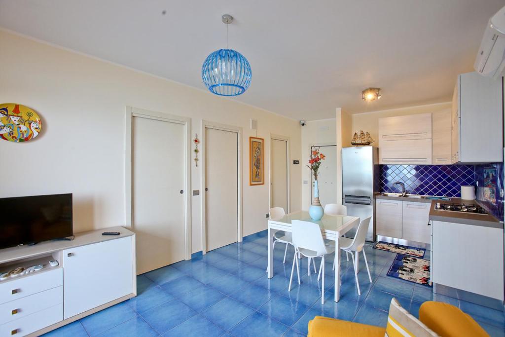 a kitchen and dining room with a table and chairs at Appartamento Valeria e Andrea in Porto Santo Stefano