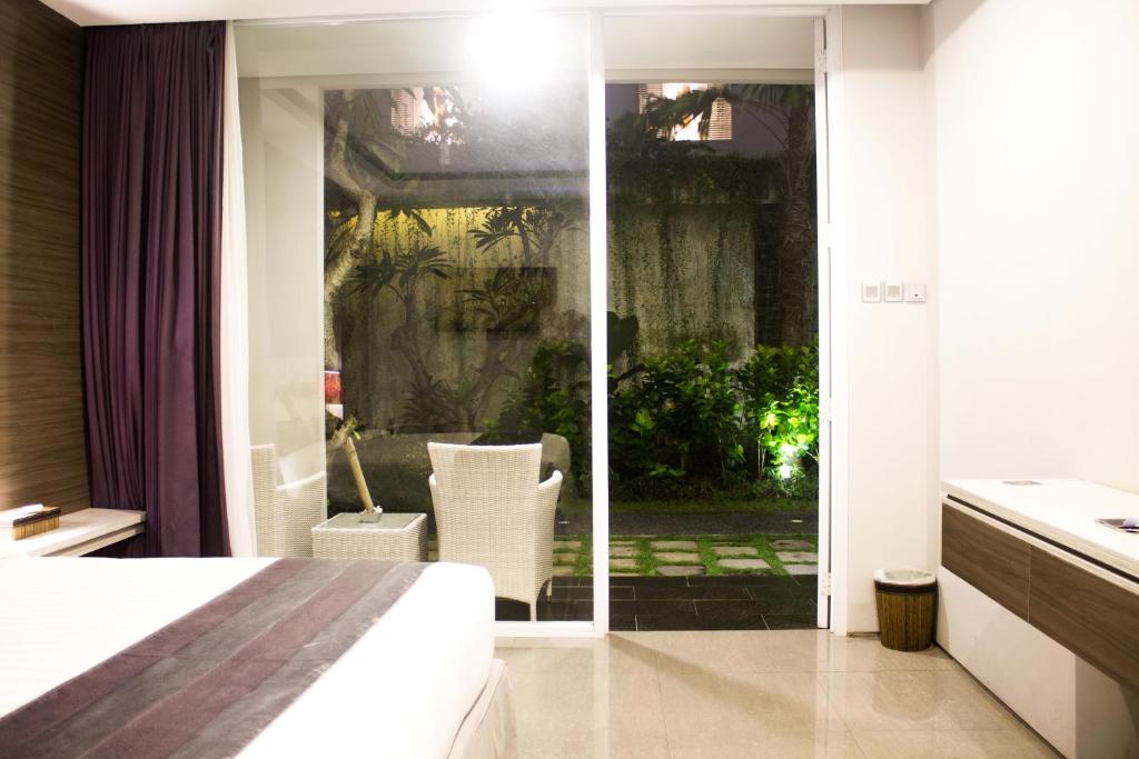 Postel nebo postele na pokoji v ubytování Transera Kamini Legian Hotel