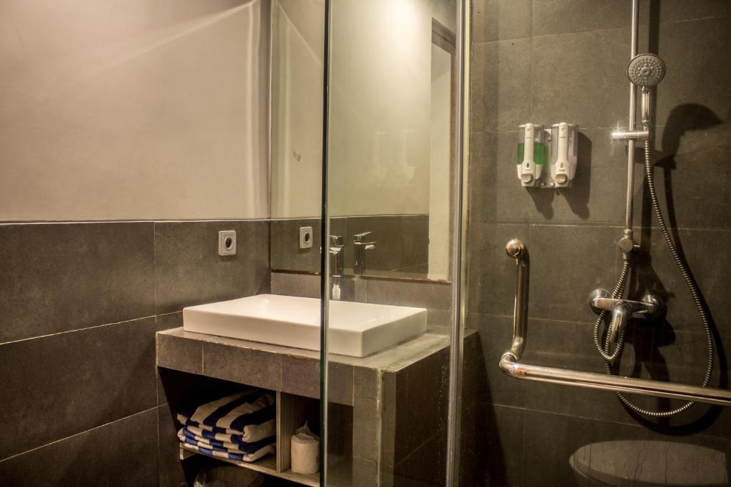 Koupelna v ubytování Transera Kamini Legian Hotel