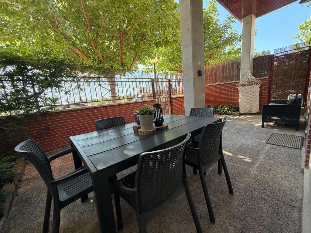 a black table and chairs on a patio at Melgar's Place, Bajo con terraza in Santo Domingo de la Calzada