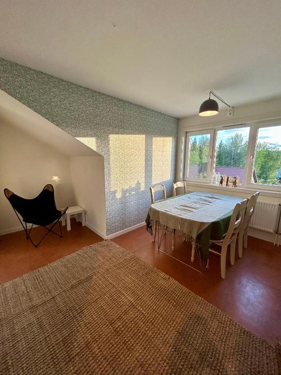 a room with a table and chairs and a window at Halek Hem - Haga Nest in Haga