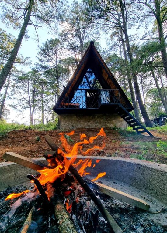 a fire in front of a fire pit at Cabañas Bosque Antiguo in Tapalpa