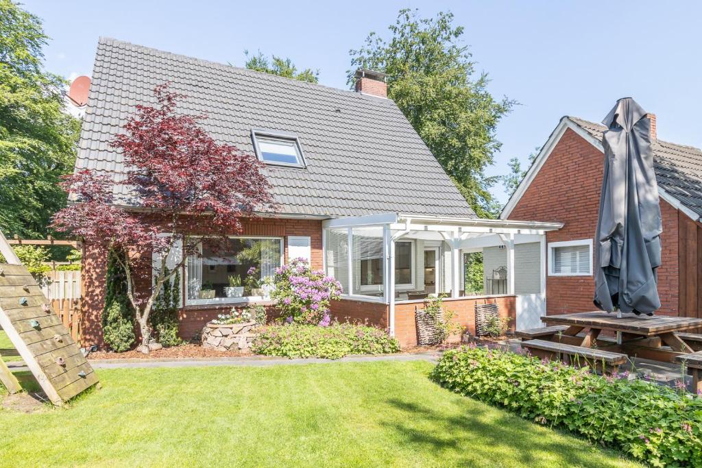 a house with a garden and an umbrella at Lieblingsplatz in Lathen