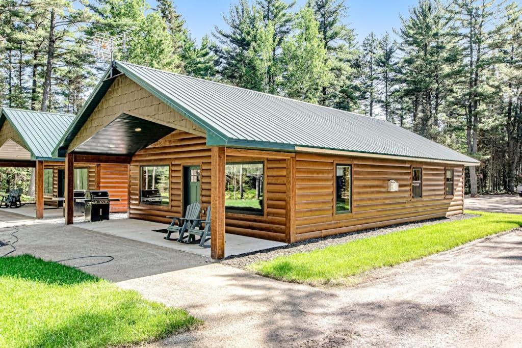 eine Blockhütte mit Veranda und Grill in der Unterkunft The Deer in Conover