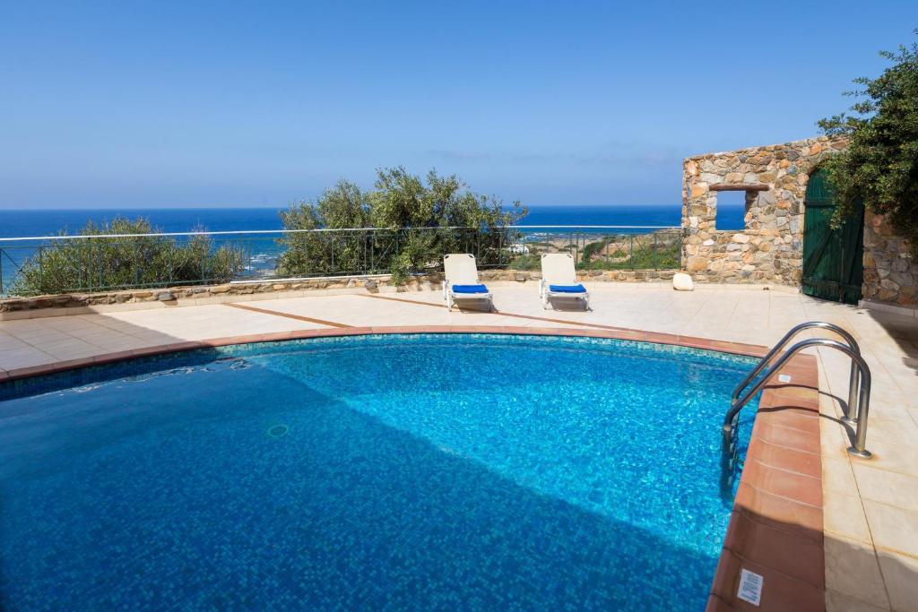 Bazen u objektu Artemis Villa with Amazing Sunset Views & Private Pool,near Elafonissi ili u blizini