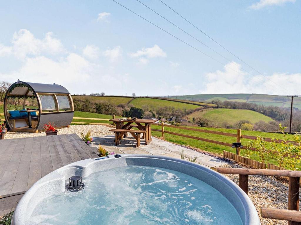a bath tub in a yard with a picnic table at 1 Bed in South Brent oc-86947 in South Brent