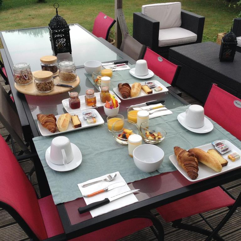 a table with plates of food on it at L&#39;Estanquet Bed and Breakfast pdj offert in Gastes
