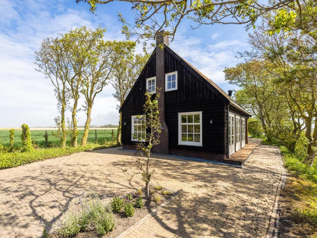 a black house with a gambrel roof at de Sedyk in Pietersbierum