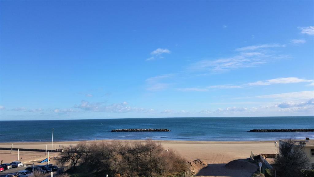 a beach with a view of the ocean at L'Escale Vue Mer - Valras Plage in Valras-Plage