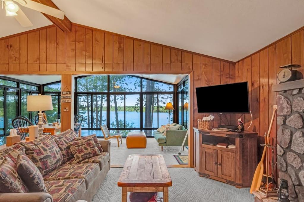ein Wohnzimmer mit Sofa und Fernseher in der Unterkunft Equanimity in Eagle River