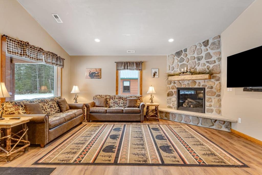 ein Wohnzimmer mit Sofa und Kamin in der Unterkunft The Duck in Conover