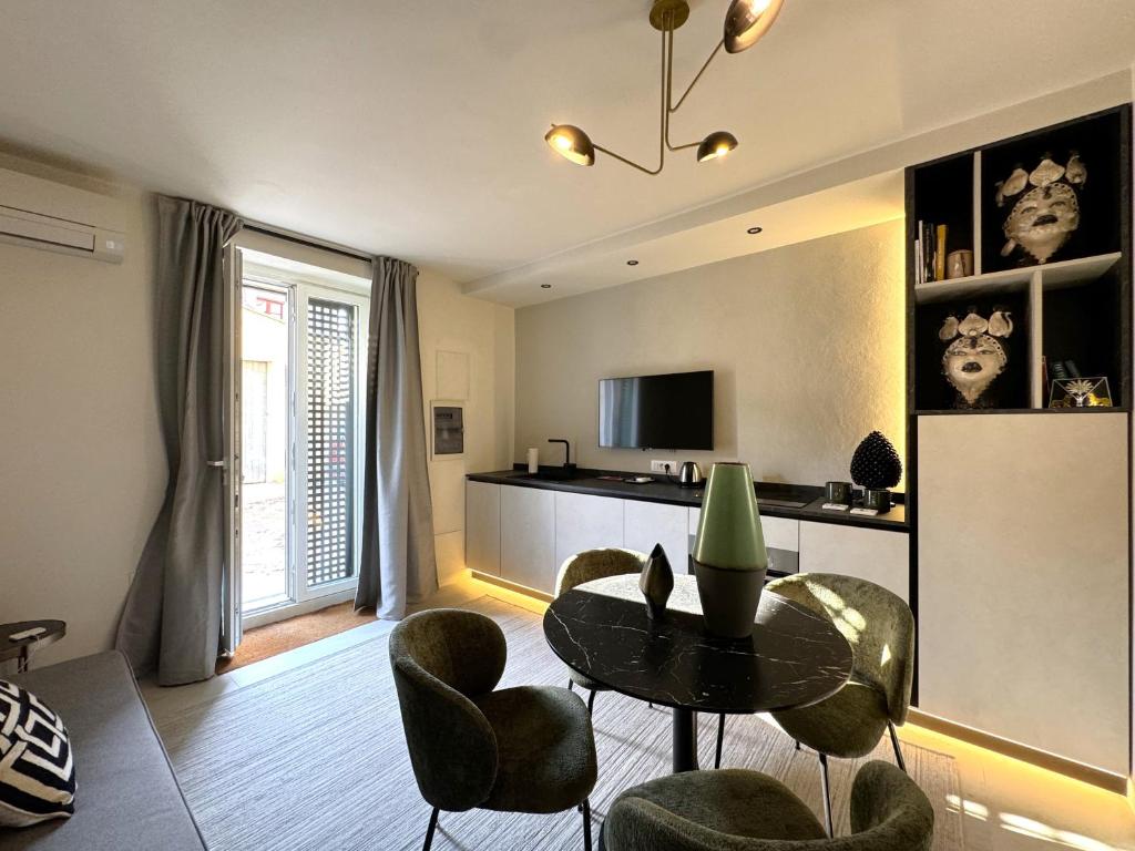 a living room with a table and some chairs at Casa Lumae in Noto