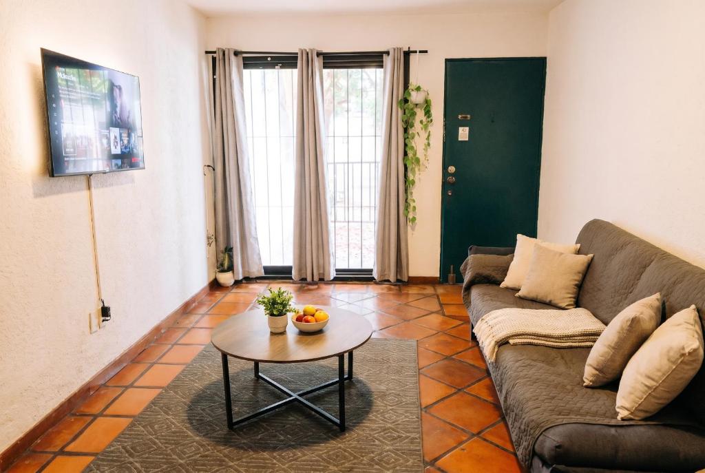 a living room with a couch and a table at Casa en Providencia, 4 cuartos, Estacionamiento in Guadalajara