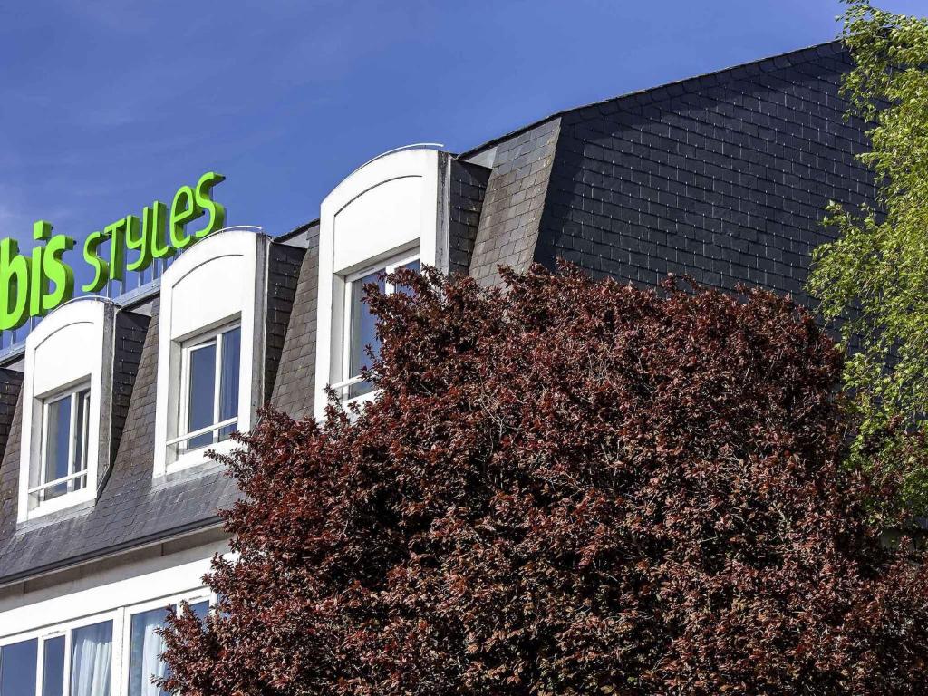 a sign on the side of a building at ibis Styles Poitiers Nord in Poitiers