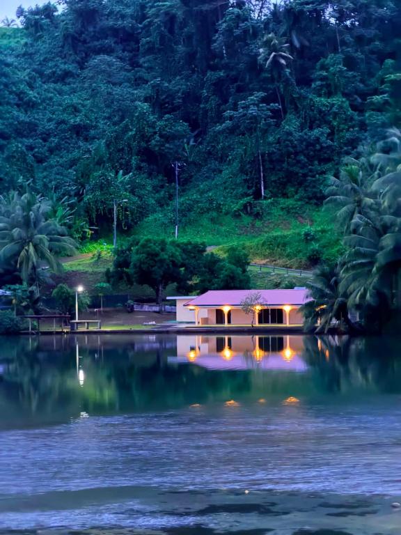 a house on the river at night at Sarahlodge in Tahaa