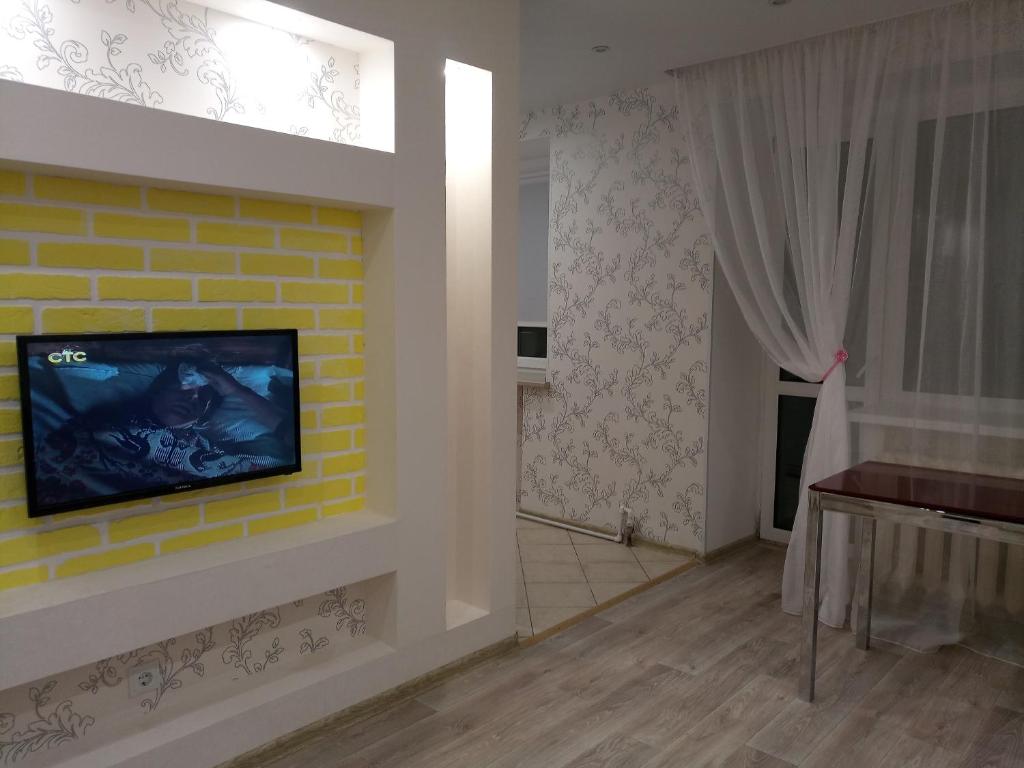 En tv och/eller ett underhållningssystem på Apartment on Bogdanovicha 8