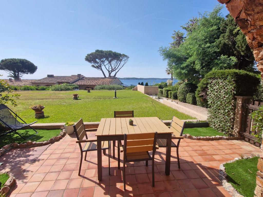 Studio climatisé avec terrasse et piscine à Sainte-Maxime