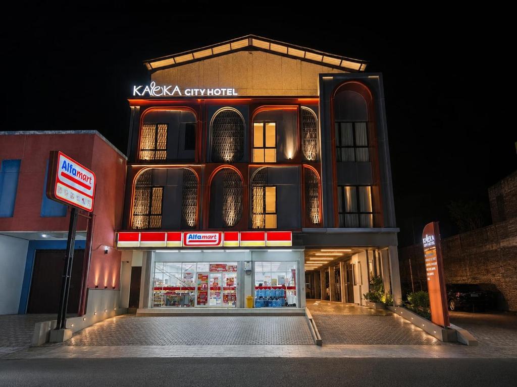 a kxka crunch building with a store front at night at Kaloka City Hotel Bima in Bima