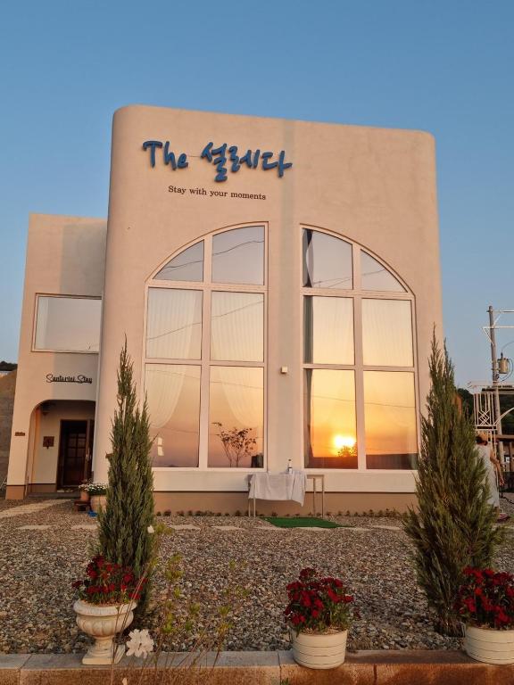 a building with a sunset outside of it at Paju Seolreda in Paju