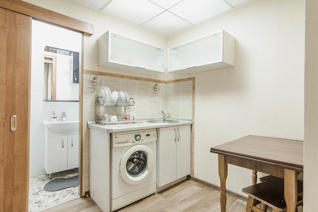 una cocina con lavadora y fregadero en Lanzheronovskaya street, en Odessa