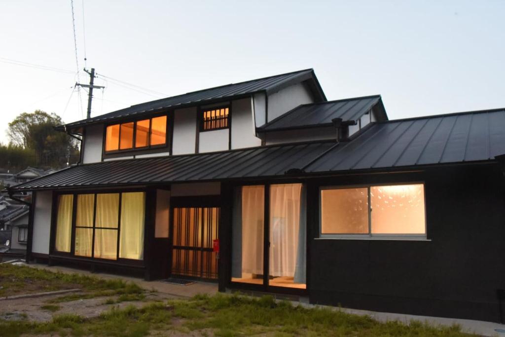 a black house with a black roof at 大宇陀souw創 in Uda
