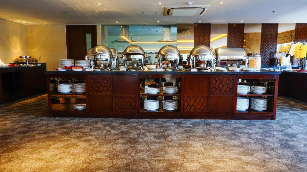 Příslušenství pro přípravu čaje a kávy v ubytování Louis Kienne Hotel Pandanaran