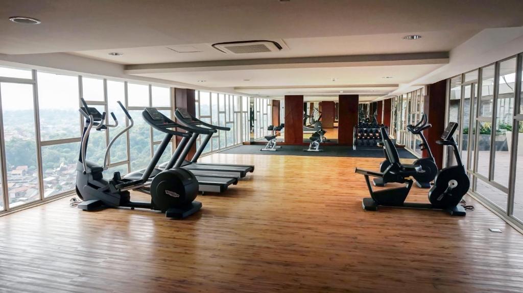 Fitness centrum a/nebo fitness zařízení v ubytování Louis Kienne Hotel Pandanaran