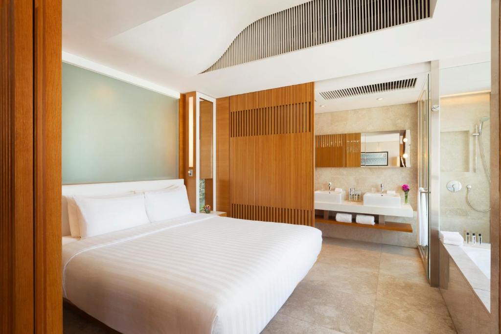 Rúm í herbergi á Jen Hong Kong by Shangri-La