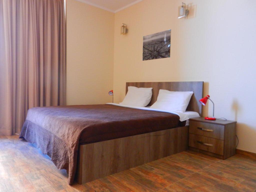um quarto com uma cama grande e almofadas brancas em Mimino Apartment Deluxe First Line (A I) em Batumi