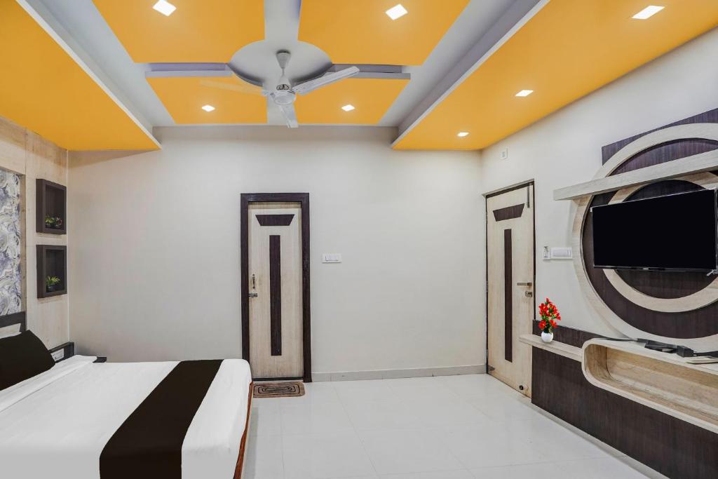 a room with a bed and a flat screen tv at Townhouse Bihar Sharif Formerly Amulya Inn in Bihār Sharīf