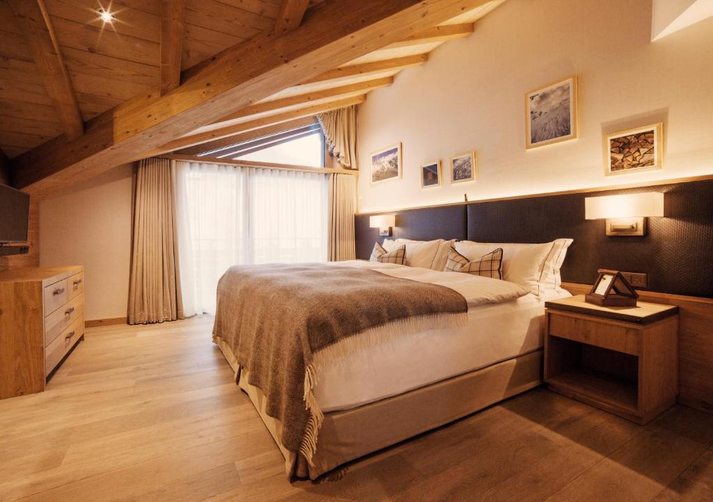 Postel nebo postele na pokoji v ubytování The Capra Saas-Fee