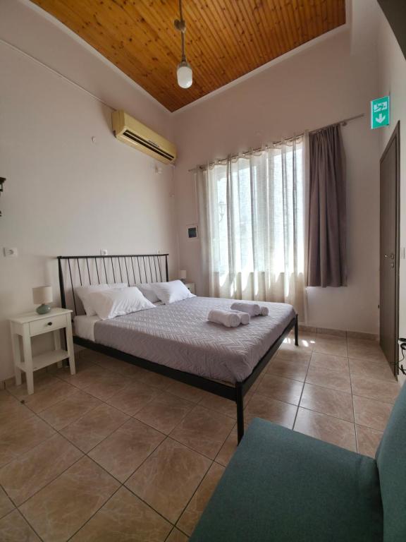 a bedroom with a bed and a couch and a window at The comfort 2 in Raches