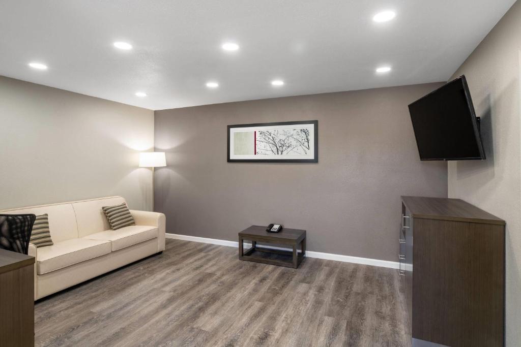 Super 8 by Wyndham Eureka - One-Bedroom Queen Suite - Non-Smoking