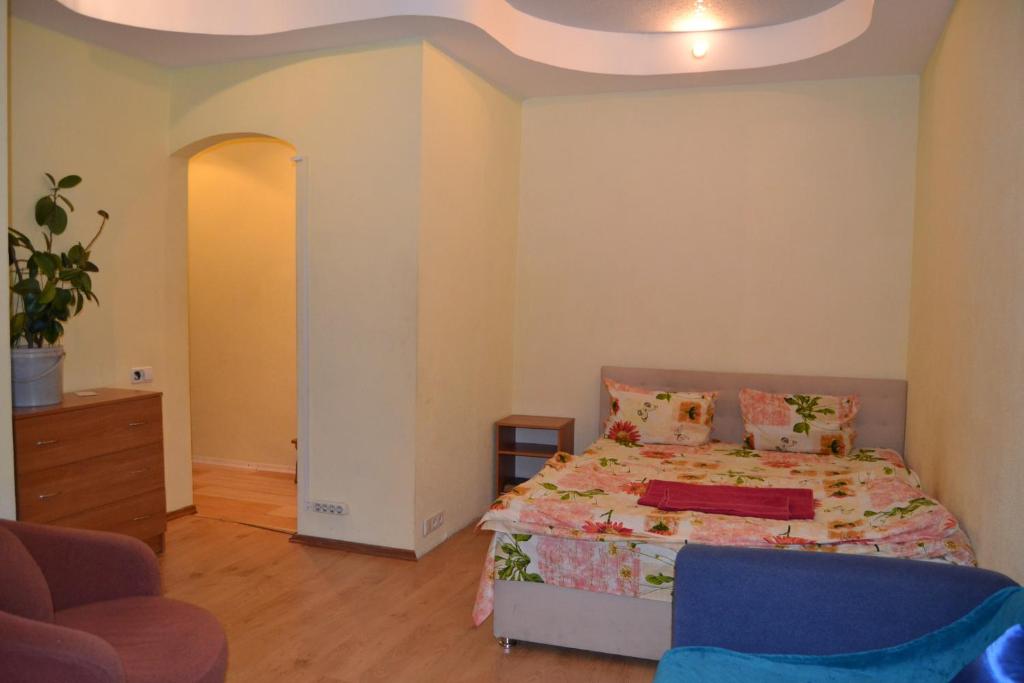 um quarto com uma cama e 2 cadeiras em Apartment on Peremogy Square em Kiev