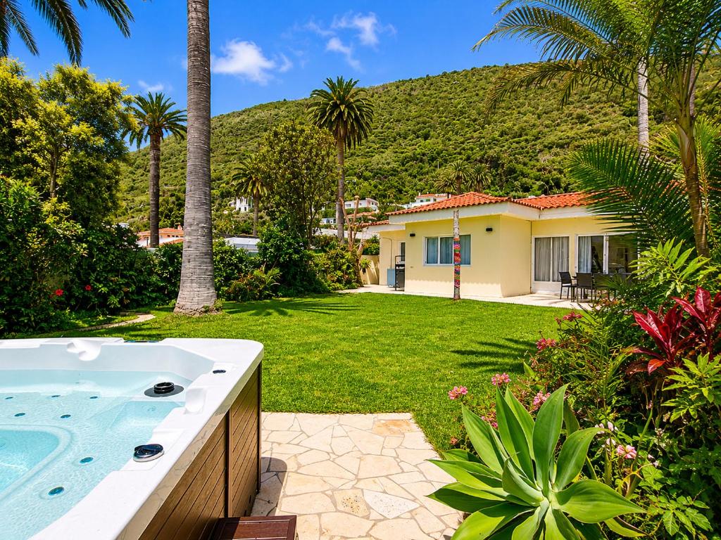 a backyard with a hot tub and a house at Humboldt Garden in La Orotava