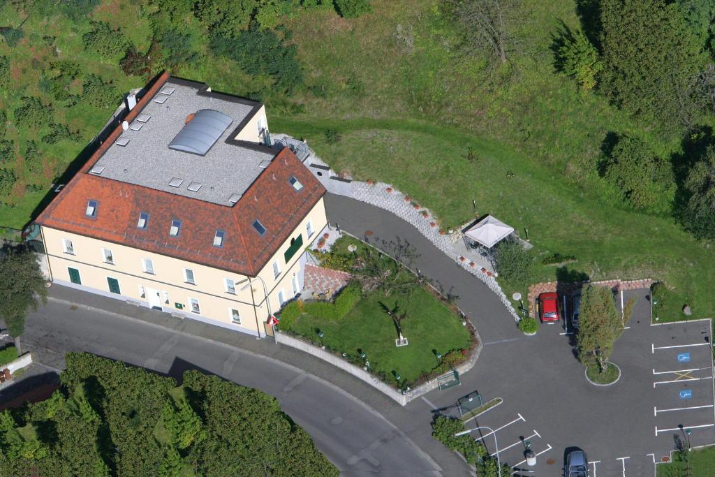 una vista aérea de una casa grande con entrada en Gösser BACHGASSLHOF -- Bed and Breakfast -- Apartments en Leoben