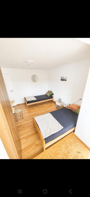 ein Zimmer mit zwei Betten in einem Zimmer in der Unterkunft Monteurdomizil in Ulm