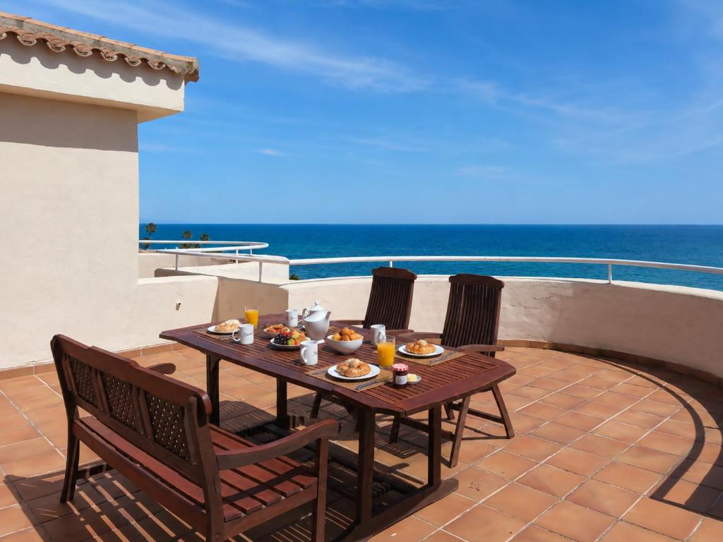 Bermuda Beachfront Living by Lica Homes