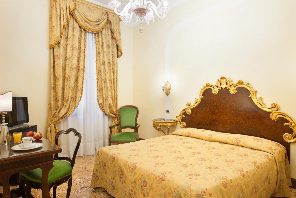 Postel nebo postele na pokoji v ubytování Residenza d'Epoca San Cassiano