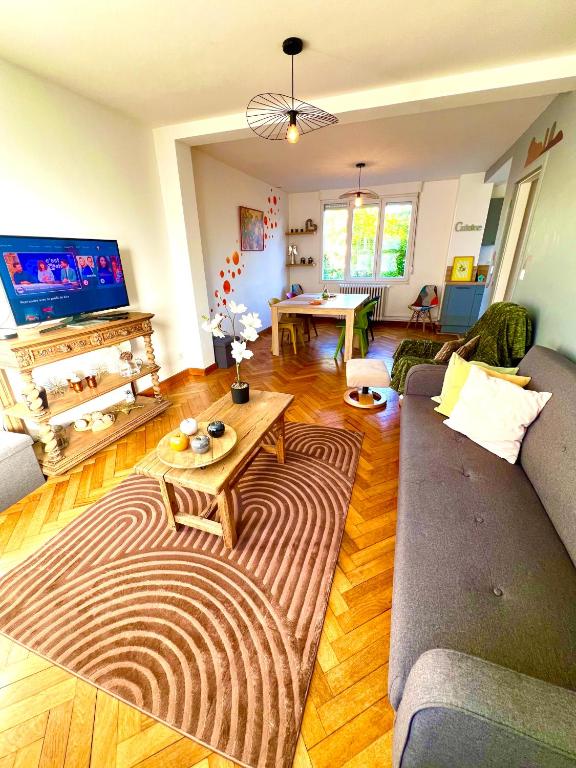 a living room with a couch and a table at Centre ville 2 chambres 4 voyageurs Tarif long séjour in Valenciennes