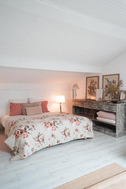 a white bedroom with a bed and a desk at Chambre avec Piscine Maison EtxeCosy in Bidart