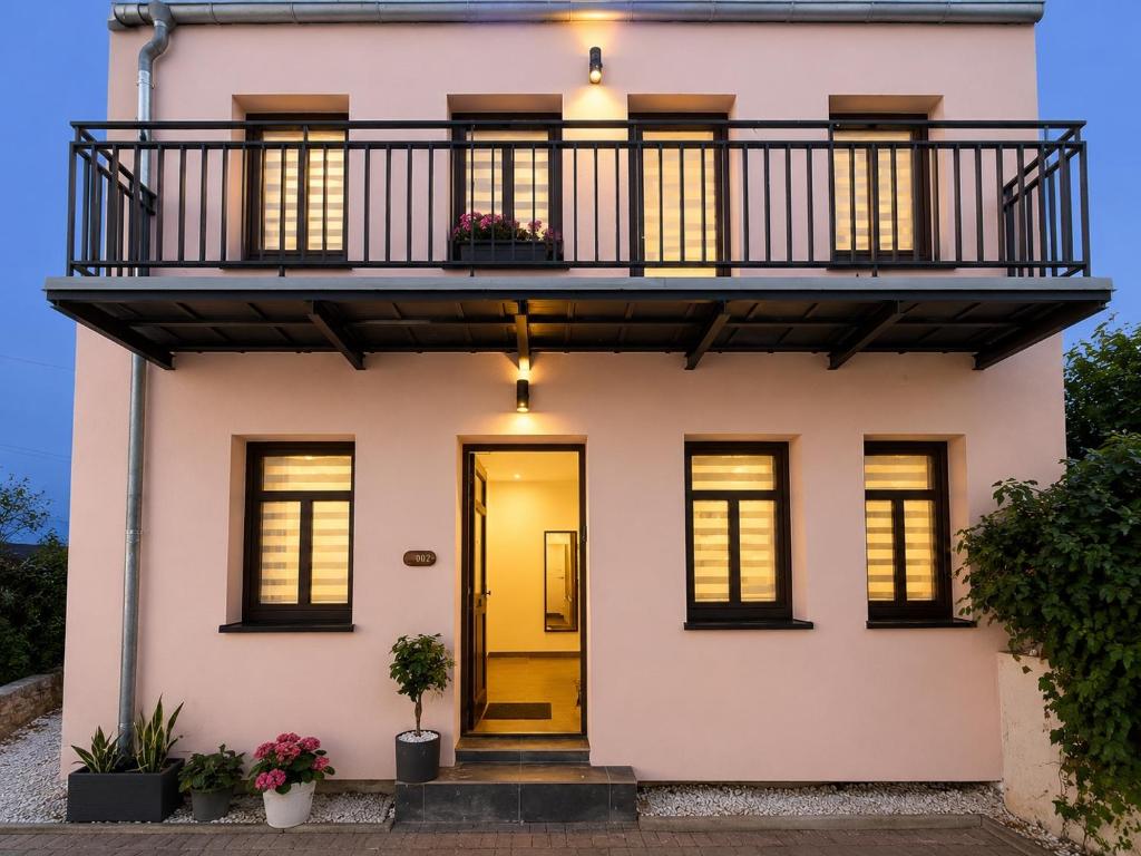 a house with a balcony and a yellow door at Apartmenthaus Döbeln Zentrum 01 in Döbeln